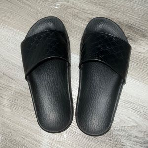 Authentic Gucci slides, box included. Amazing condition.